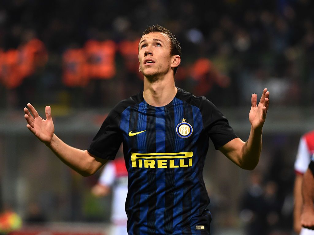 MILAN, ITALY - NOVEMBER 06:  Ivan Perisic of FC Internazionale celebrates his first goal during the Serie A match between FC Internazionale and FC Crotone at Stadio Giuseppe Meazza on November 6, 2016 in Milan, Italy.  (Photo by Pier Marco Tacca/Getty Images)