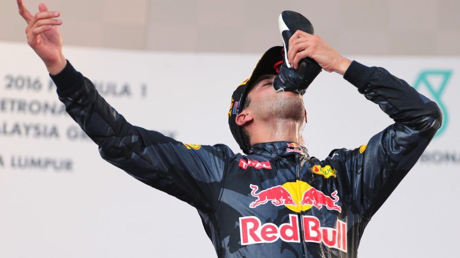 Daniel Ricciardo torna alla vittoria dopo oltre due anni a Sepang, festeggiando con l'ormai tipico gesto dello "shoey" (foto da: f1fanatic.co.uk)