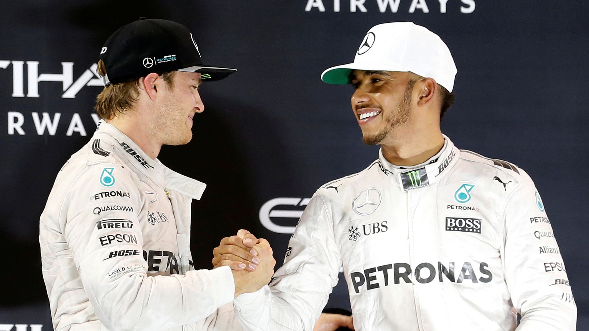 La stretta di mano tra Rosberg e Hamilton sul podio di Yas Marina (foto da: fantv.se/REUTERS/Ahmed Jadallah)