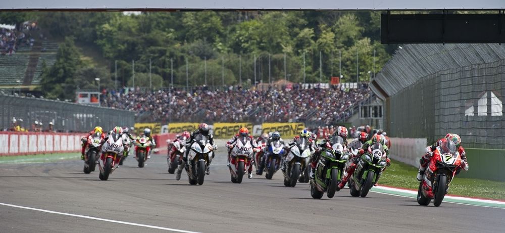 Istantanea dello start della gara di Superbike a Imola (foto da: motorpasionmoto.com)