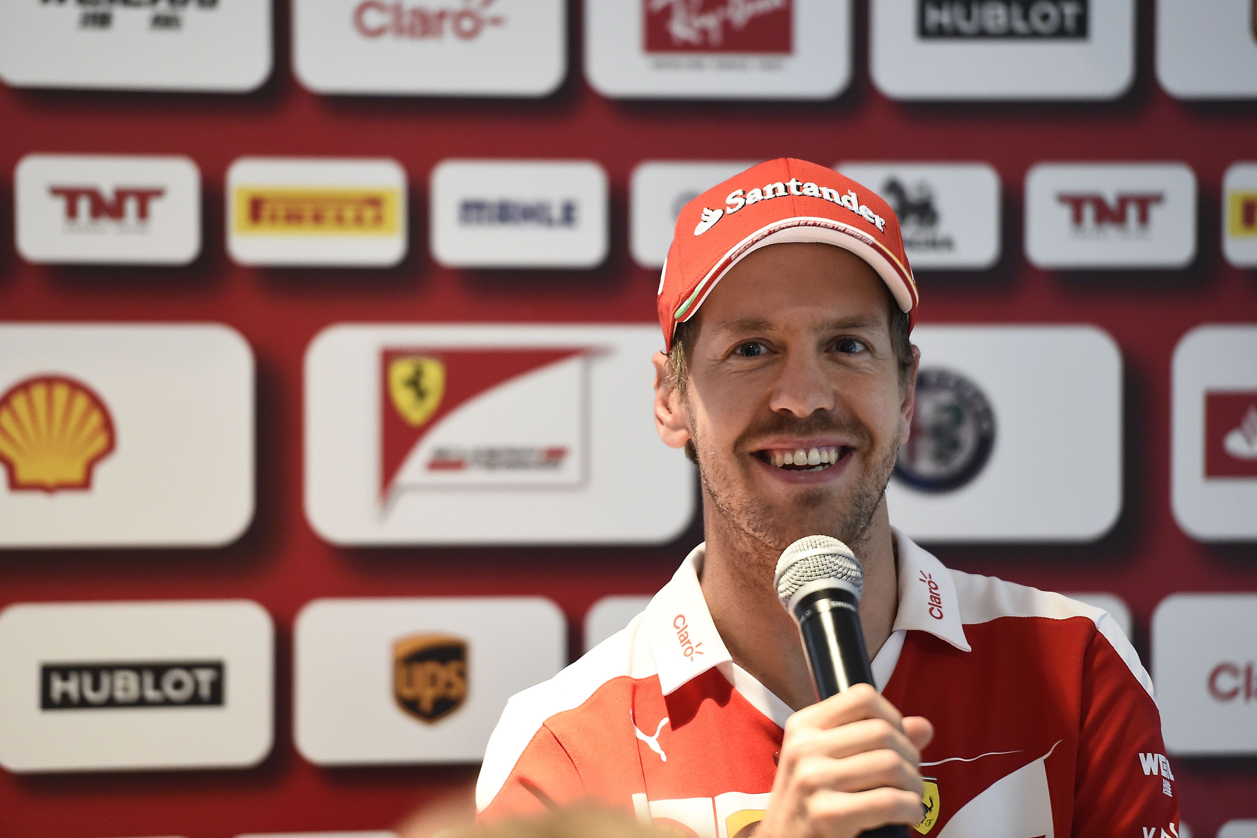 Sebastian Vettel si è detto fiducioso sul 2017 che aspetta la Ferrari, allontanando le sirene Mercedes (foto da: wtf1.co.uk)