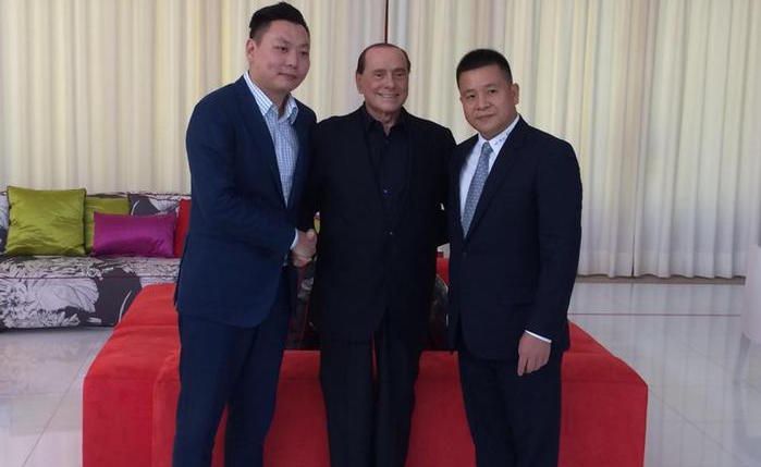 Silvio Berlusconi con Han Li (a sinistra) e Yonghong Li (a destra)