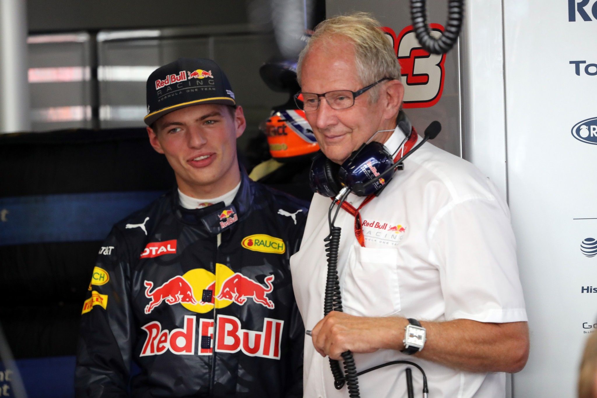 Helmut Marko e Max Verstappen, nel box Red Bull (foto da: sportnieuws.nl)