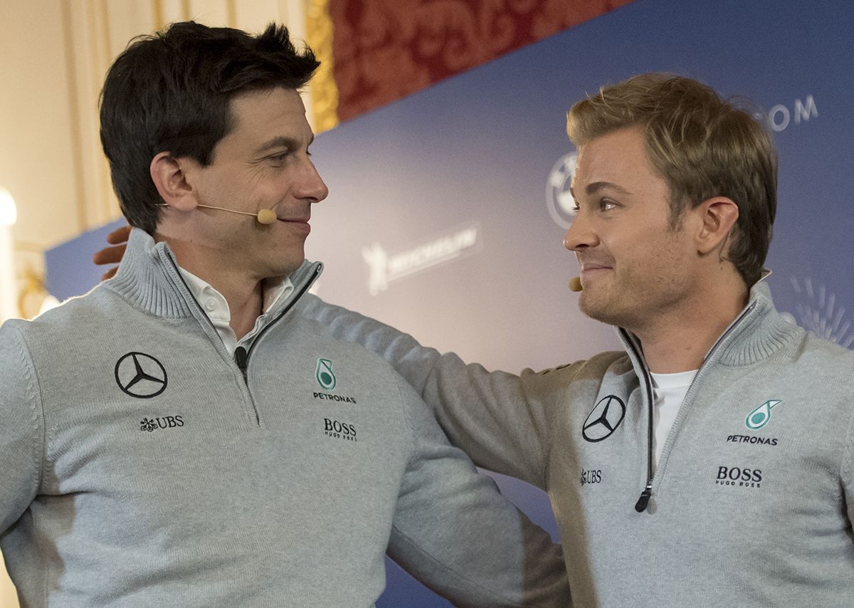 Toto Wolff e Nico Rosberg, subito dopo l'annuncio del ritiro del tedesco (foto da: lance.com.br / AFP PHOTO / JOE KLAMAR)