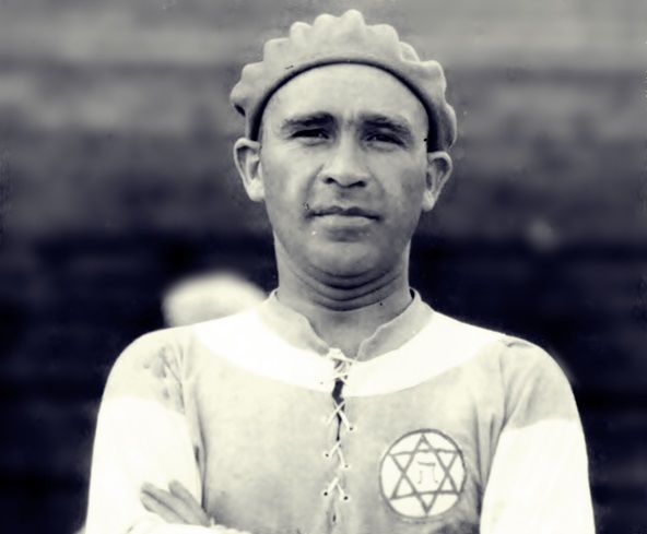 Guttmann da giovane, la stella di David sul petto della maglia dell'Hakoah Vienna.
