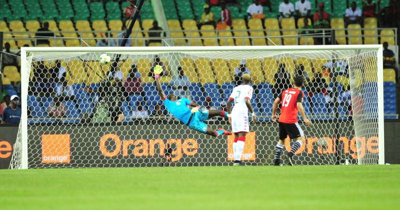 Herve Koffi, portiere del Burkina Faso, prova a parare un tiro di Mahmoud Abdelmoneim Kahraba durante la semifinale di Coppa d'Africa di ieri.