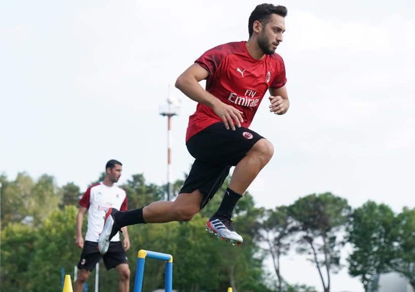 Calciomercato Milan, che idea: possibile scambio Calhanoglu-Upamecano con il Lipsia
