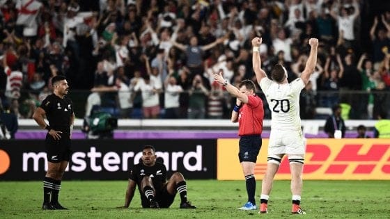 Rugby, Mondiale: un’Inghilterra eroica elimina gli All Blacks e vola in finale