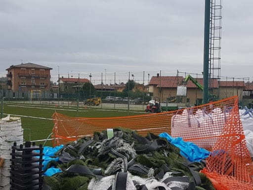 Una serie di tappeti in erba sintetica, dove si possono trovare batteri pericolosi per la salute degli sportivi