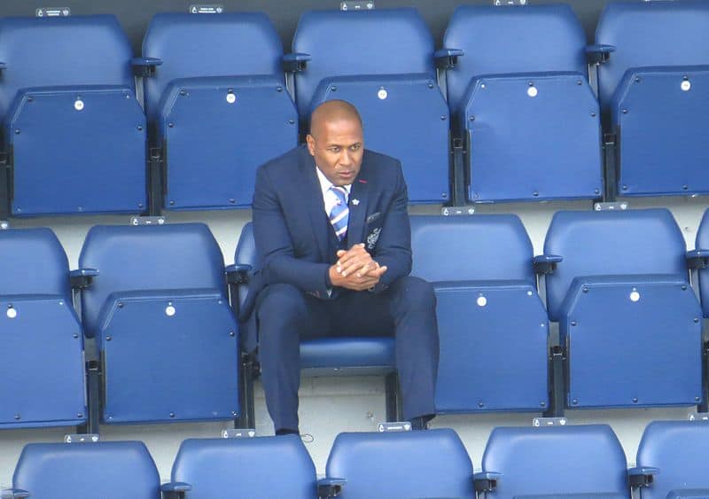 Les Ferdinand mentre guarda l'ultimo match del QPR in casa contro il Newcastle nella stagione 2014-15