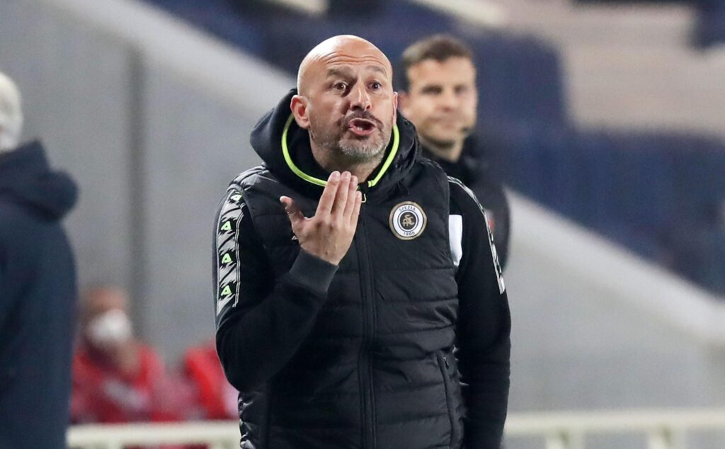 Bologna-SK Brann 0-0: Italiano torna in panchina dopo la polmonite, ma la sua squadra resta in dieci e spreca la vittoria