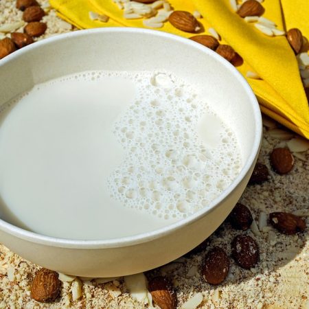 Miglior latte di mandorla: proprietà, benefici, calorie, controindicazioni, ricetta e prezzo