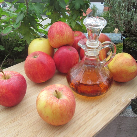 Aceto di mele: proprietà, benefici, ricetta, bufale, usi e controindicazioni
