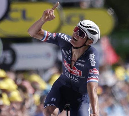Tour de France 2021: Van der Poel incontenibile sul Mur de Bretagne. È maglia gialla