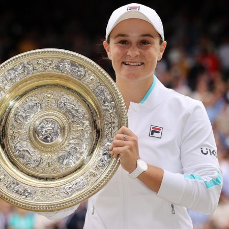 Tennis, Wimbledon: Ashleigh Barty trionfa in finale contro Karolina Pliskova