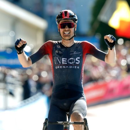 Ciclismo, Van Baarle vince la Parigi-Roubaix