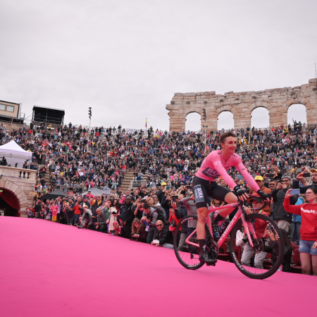 Giro d’Italia 2022, Jai Hindley vince la maglia rosa