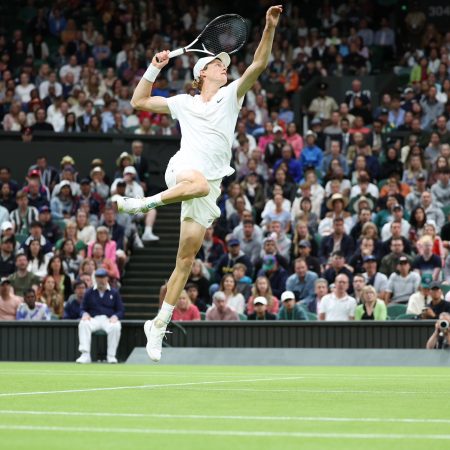 Wimbledon, Sinner vola in semifinale: sfiderà re Djokovic