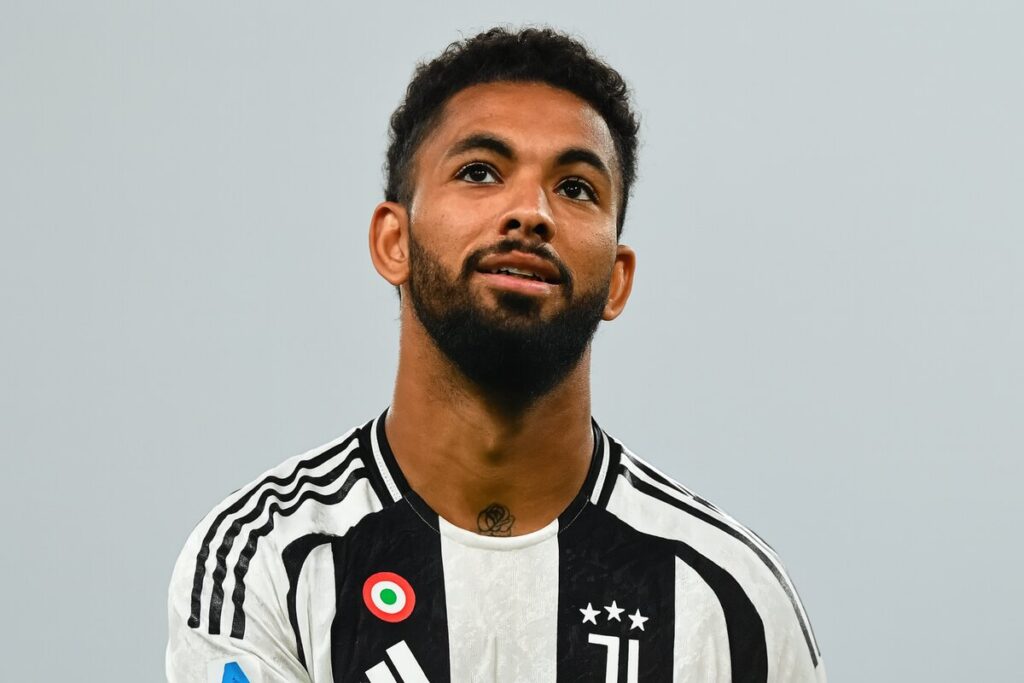 Douglas Luiz conteso tra Everton e West Ham